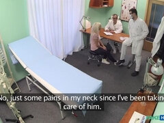 Enthousiasteling, Sperma shot, Arts, Hondjeshouding, Sperma in gezicht, Vingeren, Verpleegster, Uniformpje