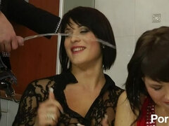 Brunetka, Twarzowy, Sikanie, Cipka, Ogolona, Prysznic, Trójkąt, Cycki