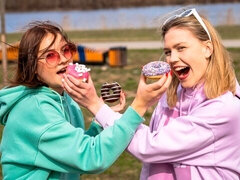 Blondína, Brunetka, Prstovanie, Bozkávanie, Výprask, Masturbácia, Pička, Vyholené