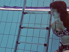 Bambino, Brunetta, Erotica, Piscina   biliardo, Pubblico, Ragazza, Tette, Sott'acqua