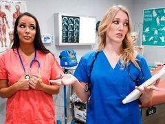 Culo, Leccata di culo, Brunetta, Toccando, Lesbica, Leccata, Mamma che vorrei scoparmi, Strippaggio