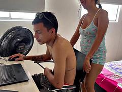 I take advantage of the fact that I teach my stepsister to play with my computer to make her feel my huge cock in her ass