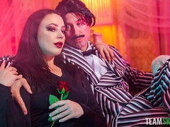 Μεγάλος κώλος, Μεγάλος πούτσος, Πίπα, Μελαχροινή, Σε στάση σκύλου στα τέσσερα, Φυσικά βυζιά, Έφηβος, Βυζιά