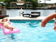 Grosser arsch, Grosse titten, Blondine, Blasen, Hundestellung, Milf, Pool, Titten