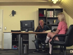 Blondýna, Kuřba, Dávení penisem, Líbání, Kancelář, Student, Polykání, Učitel