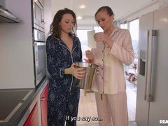 Sovrum, Stor stjärt, Stor kuk, Stora tuttar, Avsugning, Doggystyle, Mager, Tonåring