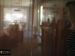 Две девушки, Лизание, Властные, Киски, Наездница, Жесткий секс, Тощие, Втроем