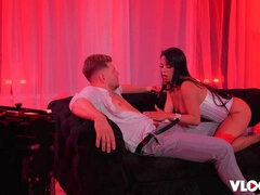 Bagved scenerne, Stor røv, Stor pik, Pik sutte, Brunette, Lækker, Hd, Stripning