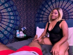 Blondine, Blasen, Schmuddelige sprache, Schwarz, Handjob, Massage, Natürlichen titten, Titten