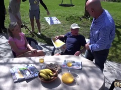 Blond, Dubbele penetratie, Vingeren, Handbeurt, Zoenen, Likken, Natuurlijke tieten, Tieten likken