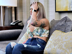 Színpad mögött, Hatalmas hátsó, Tekintélyes didik, Farmernadrág, Nézőpont, Nuni, Tetkó, Játékszerek