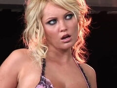 Stor stjärt, Blondin, Fingering, Milf, Rakad, Kort hår, Solo, Strippning