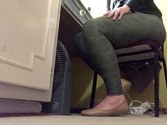 Soles, footfetish, leg shaking