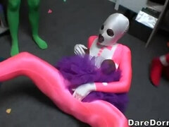 Blasen, Braunhaarige, Frau, Lecken, Muschi, Rasiert, Jungendliche (18+), Flotter dreier