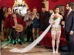 Duży tyłek, Duży kutas, Duże cycki, Obciąganie, Brunetka, Styl na pieska, Mamuśka, Publiczny