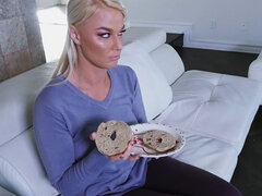 Blondin, Kondom, Kysser, Milf, Naturliga tuttar, Orgasm, Trosor, Tuttar