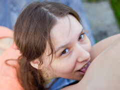 Blond, Brunette, Lesbisk, Slikking, Utendørs, Offentlig, Fitte, Pupper