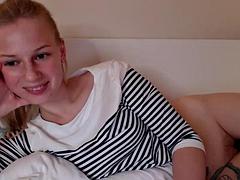 Enthousiasteling, Lieveling, Blond, Mager, Alleen, Tieten likken, Speelgoed, Vibrator