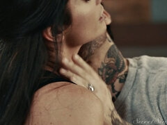 Cumizás, Gesztenyebarna, Csókolózás, Nyalás, Nuni, Zoknik, Tetkó