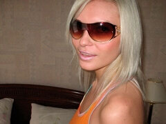 Amateur, Chambre à dormir, Gros seins, Masturbation, Mère que j'aimerais baiser, Seins naturels, Solo, Dénudage