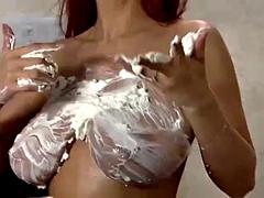 큰 가슴, 빨간 머리, 젖가슴