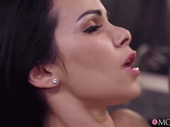 Jessy Jey: MILF Housewife with a Gorgeous Derriere