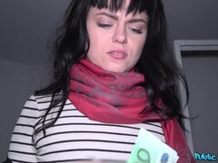 Amatør, Stor kukk, Kukk suging, Brunette, Jeans, Penger, Utendørs, Offentlig
