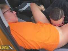 오랄섹스, 흑갈색 머리, 깊은목구멍, 도기스타일, 여자, 야외의, 공개적인, 현실