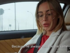 Blondína, Auto, Na psíka, Na tvár, Okuliare, Prirodzené prsia, Vyholené, Tetovanie