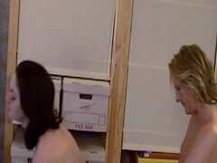 Grote mammen, Pijpbeurt, Bruinharig, Sperma shot, Lul, Vingeren, Tieten likken, Oud