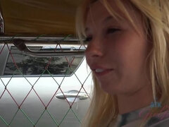 Blondinka, Fafanje, Očka, Girlfriend, Prvoosebno snemanje seksa, Koščena, Odstranjevanje, Tetovaže