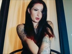 Madres para coger, Fumando, Tatuaje