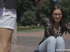 Sucer une bite, Brunette brune, Masturbation, Adolescente, Nénés