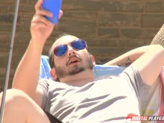 In den arsch, Arschlecken, Grosse titten, Schwanz, Aufs gesicht abspritzen, Fingern, Im freien, Pool