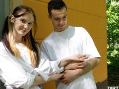 Velika rit, Velik kurac, Fafanje, Doggystyle, Naravne joške, Najstnice, Joške