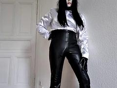 Amaterji, Transvestit, Fetiš, Nemke, Rokavice, Dekle drka tiča, Usnje, Solo