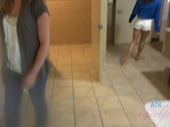 Culo, Cuarto de baño, Morena, Novia, Besar, Lesbiana, Perforación, Estriptis