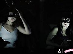 Grosse titten, Gruppe, Hardcore, Lesbisch, Lecken, Hintern versohlen, Tätowierung, Titten