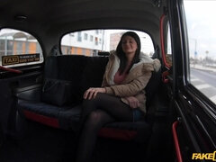 Sucer une bite, Brunette brune, Voiture, Queue, Lesbienne, Petite femme, Chatte, Rasée