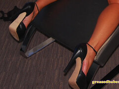 Tetas grandes, Morena, Tacones, Madres para coger, Desnudo, Bragas, Cabello corto, Solo