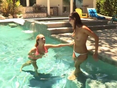 Nana, Gros cul, Brunette brune, Léchez, Piscine, Actrice du porno, Rasée, Nénés