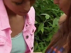 18, Európskej, Bozkávanie, Lesbické, Vonku, Teenka