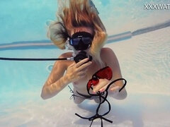 Sensual underwater self-pleasure with Hungarian beauty Sophie Murena