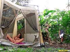 Gros seins, Brunette brune, Plantureuse, Poilue, Masturbation, Seins naturels, Adolescente, Voyeur