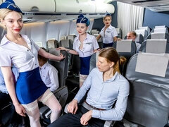 18 ans, Grosse bite, Sucer une bite, En levrette, Le plan cul à quatre, Seins naturels, Maigrichonne, Nénés