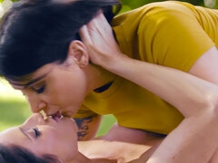 Iso perse, Isot tissit, Ruskeahiuksinen, Hd, Suudella, Selkäsauna, Hieronta, Ulkona