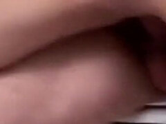 Sucer une bite, Brunette brune, Lingerie, Plan cul à trois, Nénés