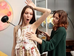 18, Røv, Give finger, Lesbisk, Slikning, Lingerie, Naturlige bryster, Fisse