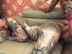 Grosse titten, Hd, Lesbisch, Muschi, Tätowierung, Spielzeuge