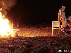 Isot tissit, Blondi, Suihinotto, Ruskeahiuksinen, Pariskunta, Luonnolliset tissit, Näkökulma pov, Todellisuus